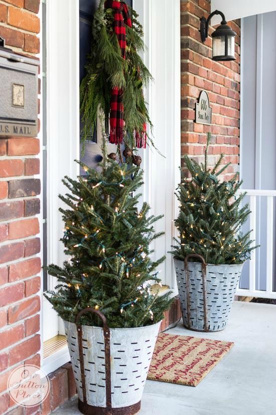 front-porch-doorstep-christmas-tree-decorating-ideas-cheap-easy-budget
